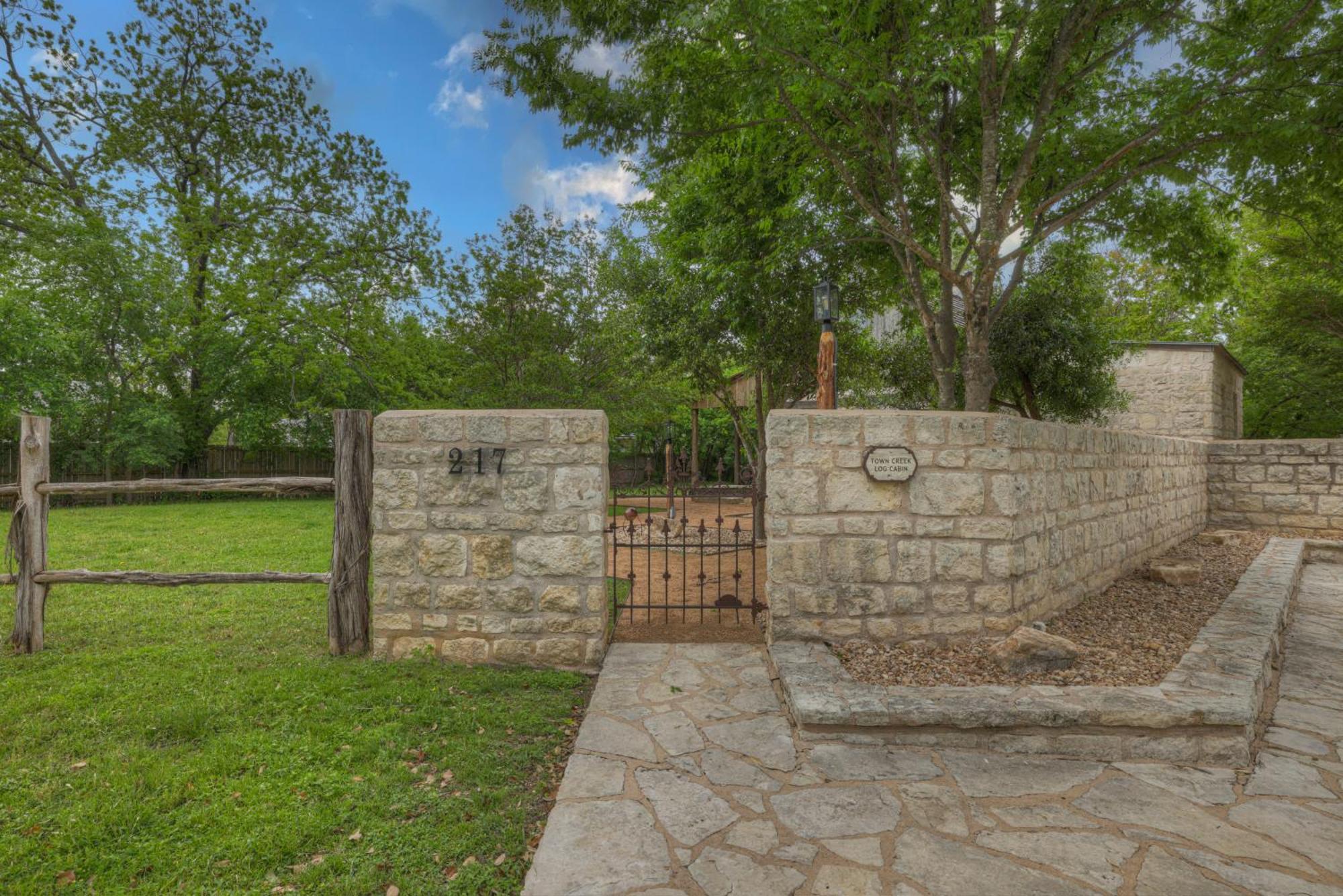 Town Creek Cabin Walk To Main St Villa Fredericksburg Exterior foto